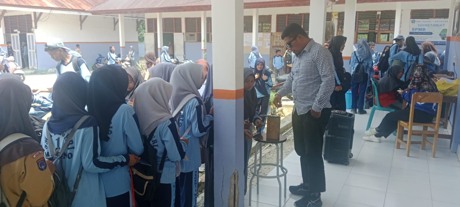 Wakasek Kesiswaan Pantau Pelaksanaan Absensi Pulang Siswa